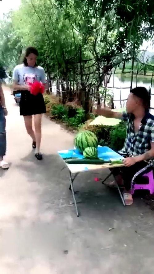 二货吃瓜视频搞笑,笑料横生，搞笑视频带你欢乐一整天！